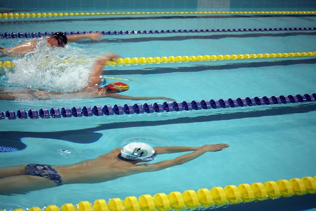 赛里木湖上演冰上龙舟竞赛.